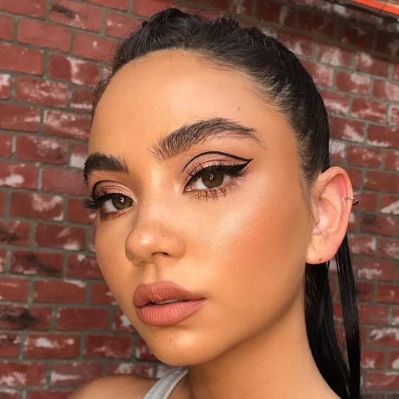 WINGED EYE LINER IN WEDDING MAKEUP