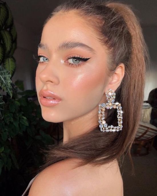 WINGED EYE LINER IN WEDDING MAKEUP