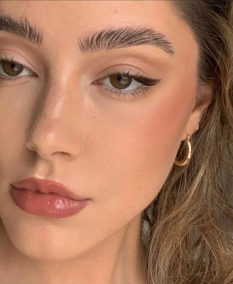 WINGED EYE LINER IN WEDDING MAKEUP
